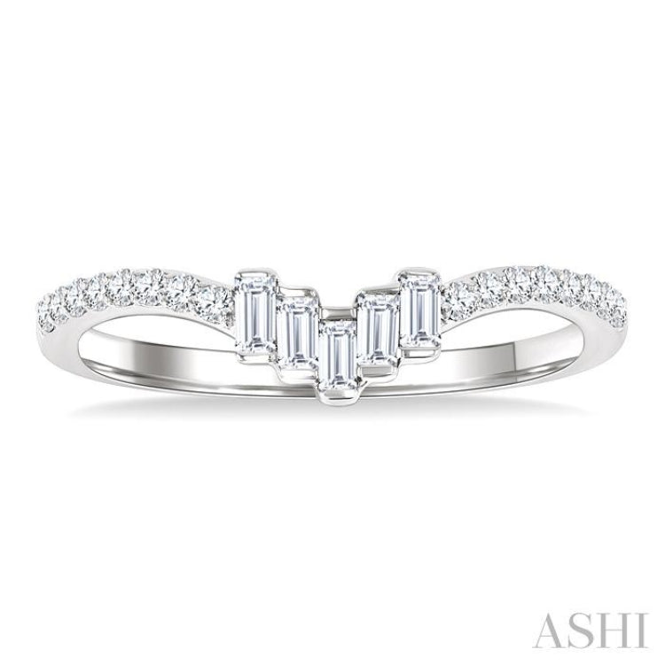 1/4 Ctw Baguette Cut Chevron Centerpiece Round Cut Diamond Wedding Band in 14K White Gold